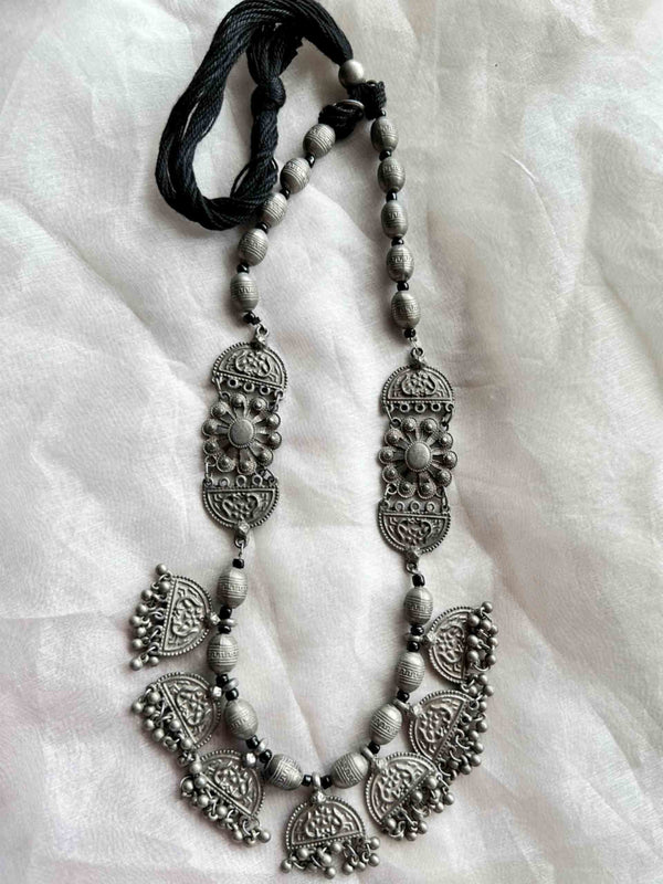 Jhoomer - long necklace